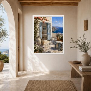K&ouml;nnte beinhalten: Ein gerahmter Wandkunstdruck, der eine mediterrane K&uuml;stenszene mit einer offenen blauen T&uuml;r, einer Steinterrasse, Terrakottat&ouml;pfen, bl&uuml;henden Blumen und einem Blick auf das tiefblaue Meer unter klarem Himmel an einer beigen Wand zeigt.