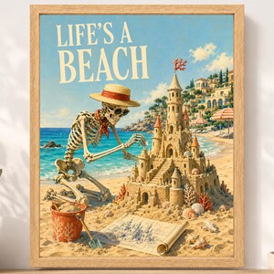 Puede incluir: Una impresi&oacute;n art&iacute;stica enmarcada que muestra un esqueleto con sombrero de paja y gafas de sol, arrodillado en una playa de arena construyendo un gran castillo de arena. El texto LIFE'S A BEACH aparece en letras crema sobre el mar azul.