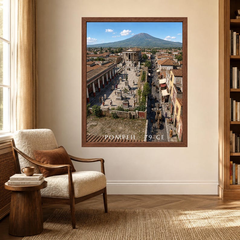 K&ouml;nnte beinhalten: Ein gerahmter Wandkunstdruck, der eine historische Rekonstruktion von Pompeji im Jahr 79 n. Chr. zeigt, mit einem zentralen Tempel, gepflasterten Stra&szlig;en und dem Vesuv im Hintergrund unter blauem Himmel, mit dem Text POMPEII 79 CE unten.