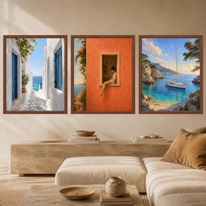 K&ouml;nnte beinhalten: Ein Set aus drei gerahmten Wandbildern. Das linke Bild zeigt eine wei&szlig;e mediterrane Gasse mit blauer T&uuml;r und Meerblick. Das mittlere Bild zeigt eine Person, die in einem Fenster an einer orangefarbenen Wand sitzt. Das rechte Bild zeigt ein Segelboot.