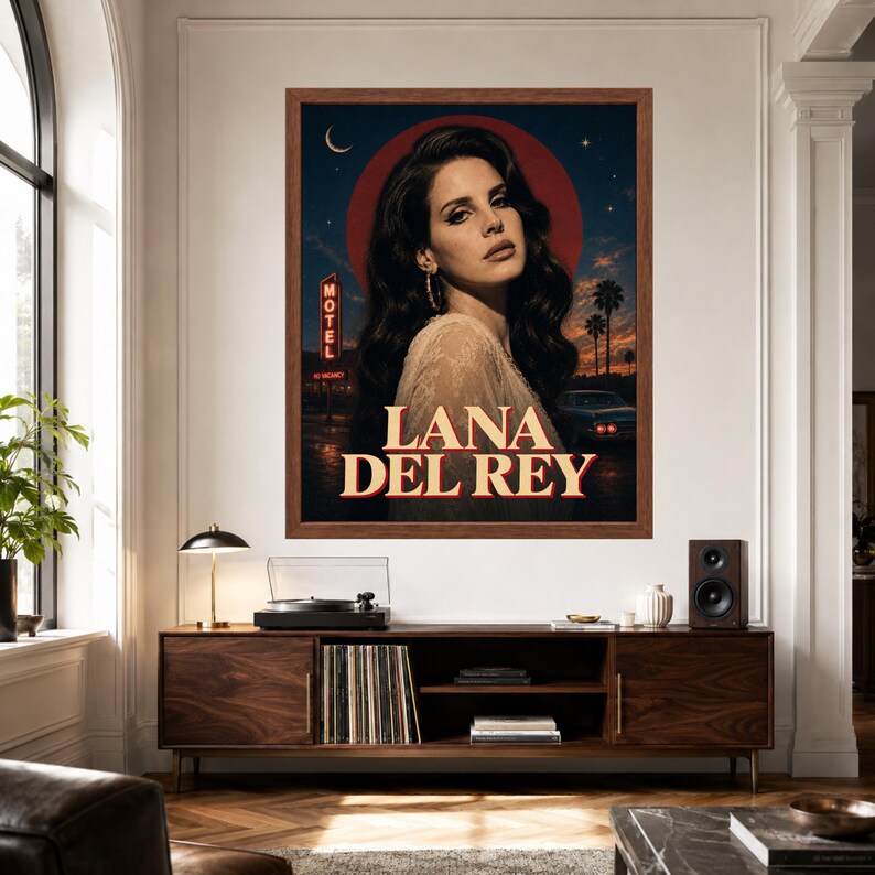 Puede incluir: Un p&oacute;ster de pared enmarcado con un retrato de Lana Del Rey sobre un cielo oscuro con una luna roja, palmeras, un coche antiguo y un letrero de motel de ne&oacute;n. El texto LANA DEL REY est&aacute; impreso en letras grandes de color crema abajo.