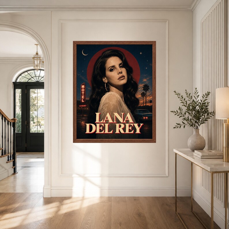 Puede incluir: Una l&aacute;mina de arte mural enmarcada con un retrato de Lana Del Rey sobre un cielo oscuro al atardecer con una luna creciente, palmeras, un coche antiguo y un letrero de motel rojo. El texto LANA DEL REY est&aacute; impreso en letras may&uacute;sculas grandes y color crema.