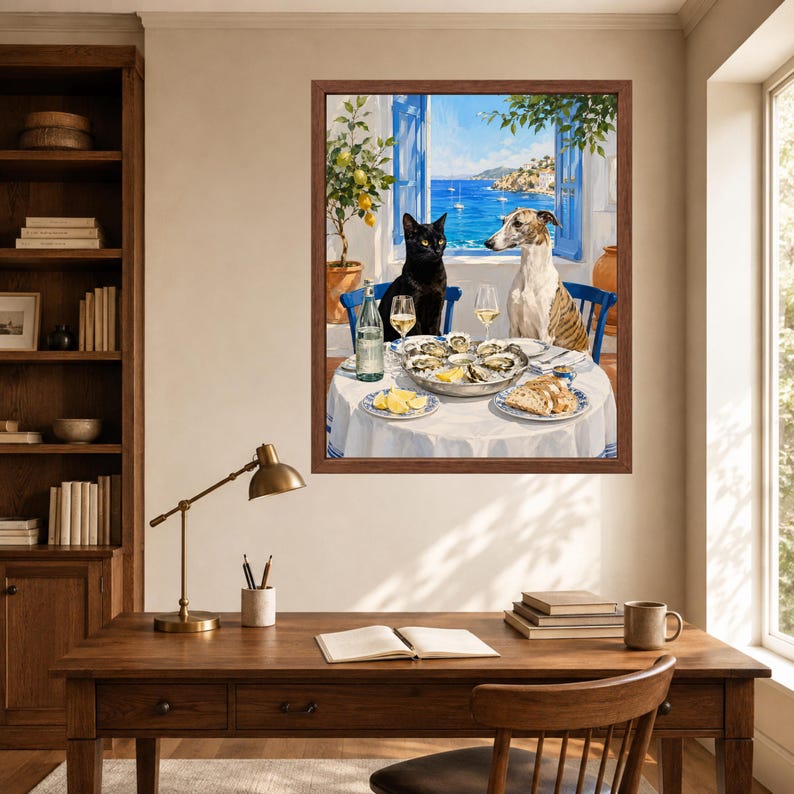 Puede incluir: Una l&aacute;mina de arte enmarcada que muestra a un gato negro y un perro beige y blanco sentados a una mesa redonda con una bandeja de ostras, rodajas de lim&oacute;n, pan, dos copas de vino y una botella de vino blanco, frente a un mar azul.