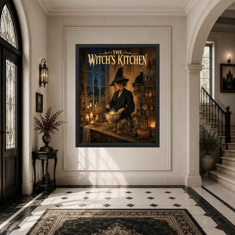 Może przedstawiać: Oprawiony wydruk artystyczny zatytułowany THE WITCH'S KITCHEN, przedstawiający osobę w czarnym kapeluszu i ubraniu mieszającą świecący zielony eliksir w kociołku. Scena zawiera świece, dynie i czarnego kota w słabo oświetlonym, rustykalnym pomieszczeniu.