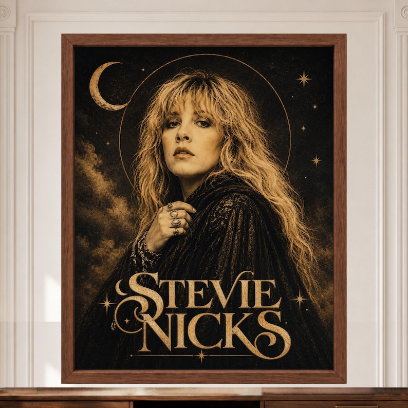 Puede incluir: Una impresi&oacute;n de arte de pared enmarcada que presenta un retrato de Stevie Nicks en una est&eacute;tica oscura de tonos sepia. La imagen muestra una luna creciente, estrellas y nubes de fondo. El texto STEVIE NICKS est&aacute; impreso en una fuente dorada.