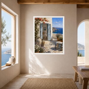 K&ouml;nnte beinhalten: Ein gerahmter Wandkunstdruck, der eine mediterrane K&uuml;stenszene mit einer offenen blauen T&uuml;r, einer Steinterrasse, Terrakottat&ouml;pfen, bl&uuml;henden Ranken und dem Blick auf das tiefblaue Meer unter klarem Himmel an einer neutralen Innenwand zeigt.