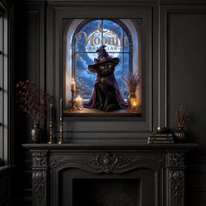 K&ouml;nnte beinhalten: Ein gerahmter Wandkunstdruck mit dem Titel MoonLit Familiar, der eine schwarze Katze mit violettem Hexenhut und Umhang zeigt, die auf einem Sims vor einem Bogenfenster mit Vollmond sitzt. Die Szene enth&auml;lt brennende Kerzen und getrockneten Lavendel.