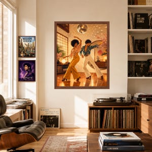 以下が含まれることがあります： ディスコボールのある部屋で踊る2人を描いた額入りアートプリント。フレアパンツを含む1970年代スタイルの服装を着用している。温かみのある照明、木製の床、装飾的な植物が特徴で、茶色のフレームに収められている。