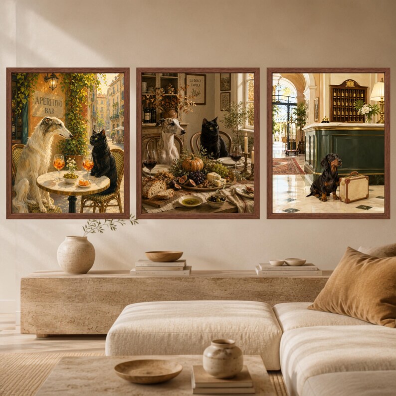 Op de afbeelding: Een set van drie ingelijste kunstwerken aan de muur met antropomorfe dieren. De eerste toont een hond en kat in een caf&eacute;. De tweede toont een hond en kat aan een eettafel met eten. De derde toont een teckel in een hotellobby.