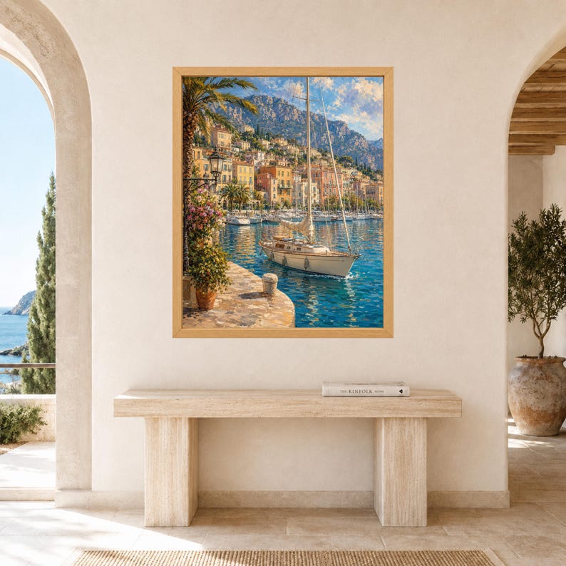 Puede incluir: Una impresi&oacute;n art&iacute;stica enmarcada que representa una escena de puerto costero con un velero blanco amarrado en aguas azules. El fondo muestra una ciudad en la ladera con edificios coloridos, palmeras y monta&ntilde;as bajo un cielo brillante y nublado.