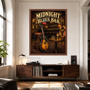 Puede incluir: Una impresi&oacute;n art&iacute;stica enmarcada titulada Midnight Blues Bar, que muestra el interior de un bar con poca luz, una guitarra el&eacute;ctrica de cuerpo hueco, un taburete de cuero, una mesa peque&ntilde;a con un vaso de l&iacute;quido &aacute;mbar y una gramola antigua al fondo.