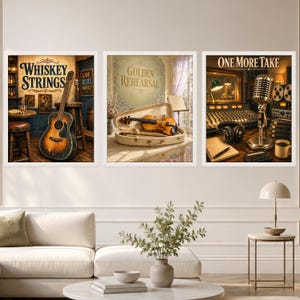 Pu&ograve; includere: Un set di tre stampe artistiche da parete incorniciate. La stampa a sinistra mostra una chitarra con il testo Whiskey Strings. La stampa centrale mostra un violino in una custodia con il testo Golden Rehearsal. La destra mostra un microfono con il testo One More Take.