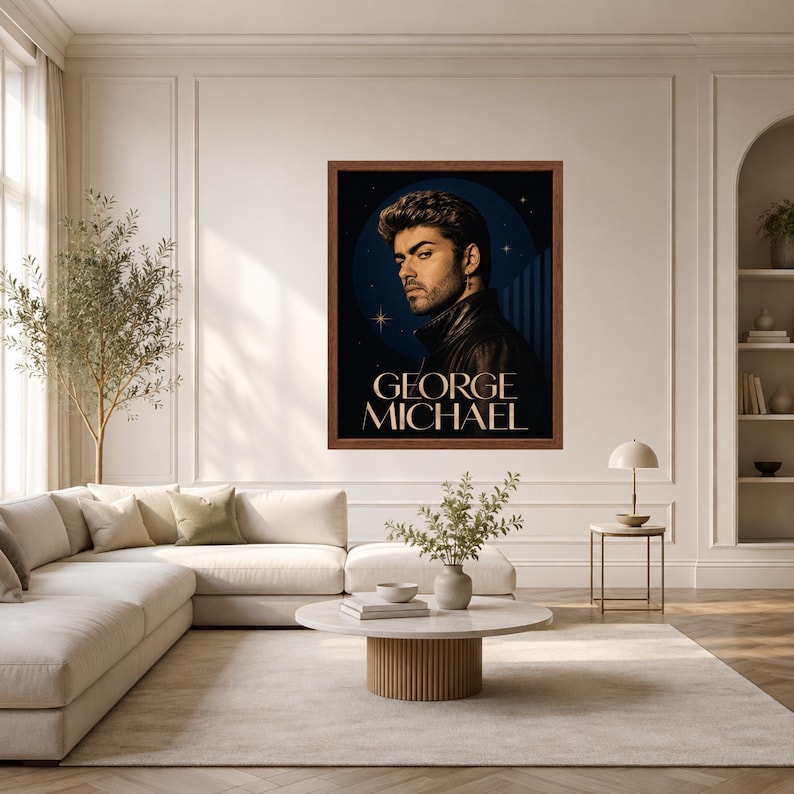 Puede incluir: Una impresi&oacute;n de arte mural enmarcada que presenta un retrato de George Michael. La obra muestra un fondo azul oscuro con sutiles acentos de estrellas, una chaqueta de cuero y el nombre George Michael impreso en letras serif grandes y elegantes.