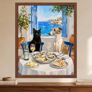 Puede incluir: Una l&aacute;mina de arte enmarcada que muestra a un gato negro y un galgo whippet atigrado sentados a una mesa redonda con una bandeja de ostras sobre hielo, rodajas de lim&oacute;n, pan y una botella de agua, frente a una vista de la costa mediterr&aacute;nea.