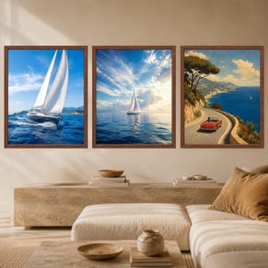 Pode incluir: Um conjunto de tr&ecirc;s quadros decorativos emoldurados. O primeiro mostra um veleiro em &aacute;guas azuis. O segundo retrata um veleiro num mar calmo sob um c&eacute;u nublado. O terceiro apresenta um carro descapot&aacute;vel vermelho numa estrada costeira.