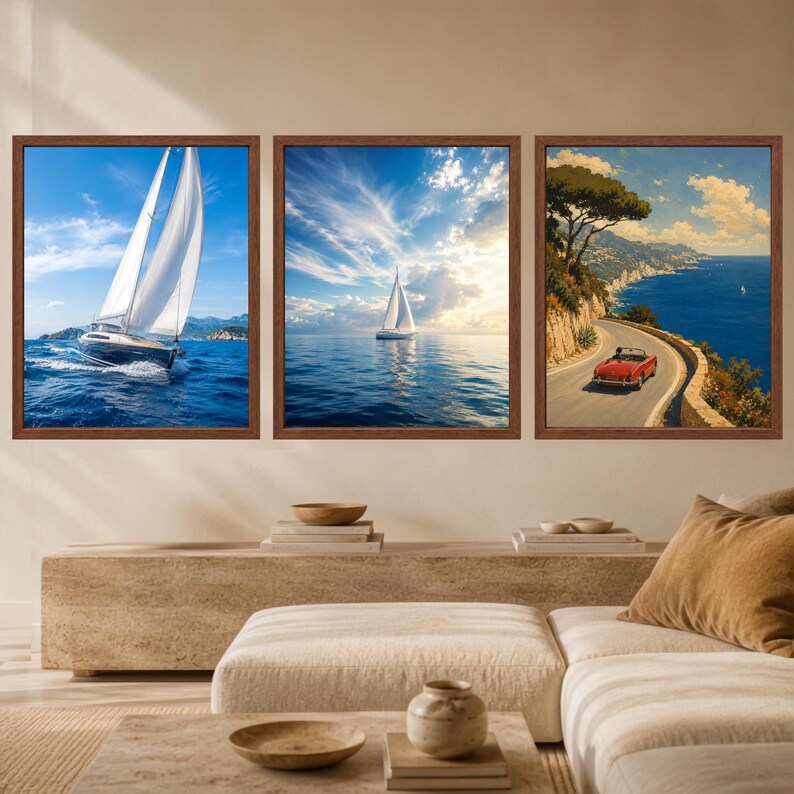 Pode incluir: Um conjunto de tr&ecirc;s quadros decorativos emoldurados. O primeiro mostra um veleiro em &aacute;guas azuis. O segundo retrata um veleiro num mar calmo sob um c&eacute;u nublado. O terceiro apresenta um carro descapot&aacute;vel vermelho numa estrada costeira.