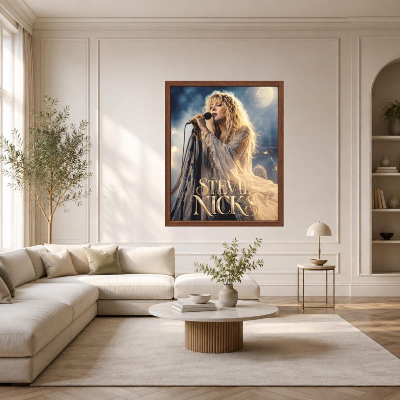 Puede incluir: Una impresi&oacute;n de arte de pared enmarcada que presenta un retrato de Stevie Nicks cantando en un micr&oacute;fono. La imagen la muestra con cabello rubio largo, vistiendo una prenda fluida de color claro, sobre un fondo oscuro y atmosf&eacute;rico con una luna.