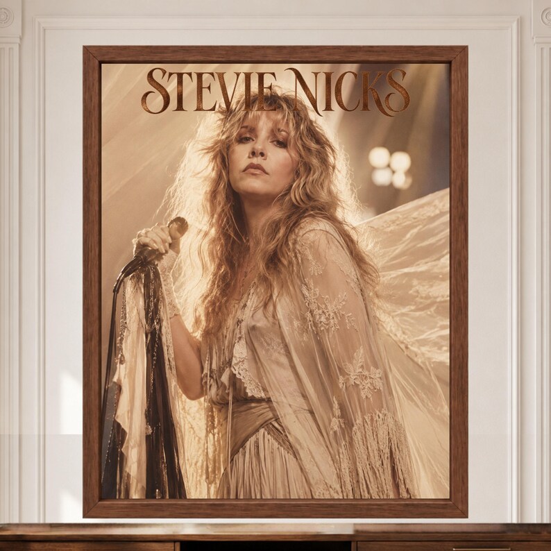 Może przedstawiać: Oprawiony wydruk ścienny przedstawiający portret Stevie Nicks w odcieniach sepii. Obraz ukazuje artystkę z długimi, falowanymi włosami, ubraną w str&oacute;j z koronkowymi wykończeniami i frędzlami, trzymającą mikrofon. U g&oacute;ry znajduje się napis STEVIE NICKS.
