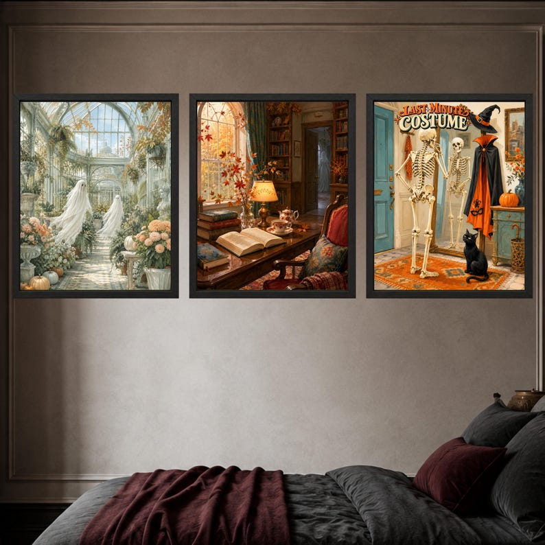 Puede incluir: Un conjunto de tres cuadros de pared con tem&aacute;tica de Halloween. El primero muestra fantasmas en un invernadero, el segundo una biblioteca con un libro abierto y el tercero un esqueleto frente a un espejo con el texto Last Minute Costume.