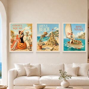 Puede incluir: Tres l&aacute;minas de arte mural enmarcadas con ilustraciones de estilo vintage. La primera muestra a una persona y un esqueleto con una calabaza y un gato negro con el texto GHOUL SQUAD. La segunda muestra un esqueleto construyendo un castillo de arena con el texto LIFE'S A BEACH. La tercera muestra un esqueleto navegando en un barco con el texto BONE VOYAGE.
