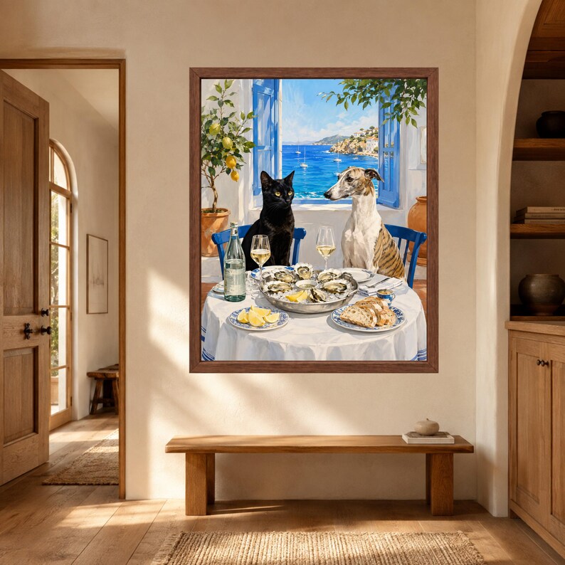 Puede incluir: Una l&aacute;mina de arte enmarcada que muestra a un gato negro y un perro atigrado sentados a una mesa redonda preparada para comer. La mesa incluye una fuente de ostras sobre hielo, una botella de agua, dos copas de vino y pan junto a una ventana.