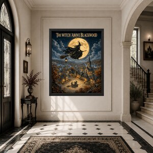 K&ouml;nnte beinhalten: Ein gerahmter Kunstdruck mit dem Titel The Witch Above Blackwood, der eine Hexe auf einem Besen vor einem gro&szlig;en Vollmond &uuml;ber einer dunklen Dorflandschaft mit herbstlichen B&auml;umen und einem Kirchturm in dunklen Farbt&ouml;nen zeigt.