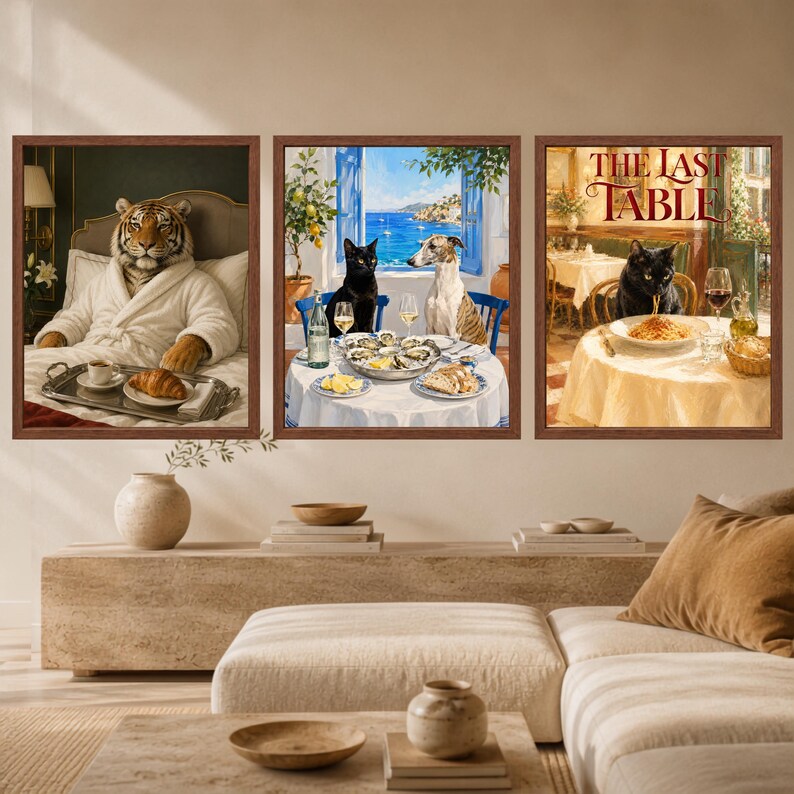 Puede incluir: Tres l&aacute;minas de arte mural enmarcadas con animales antropom&oacute;rficos. La primera muestra un tigre en albornoz desayunando. La segunda un gato negro y un perro cenando junto al mar. La tercera un gato negro comiendo pasta con el texto THE LAST TABLE.