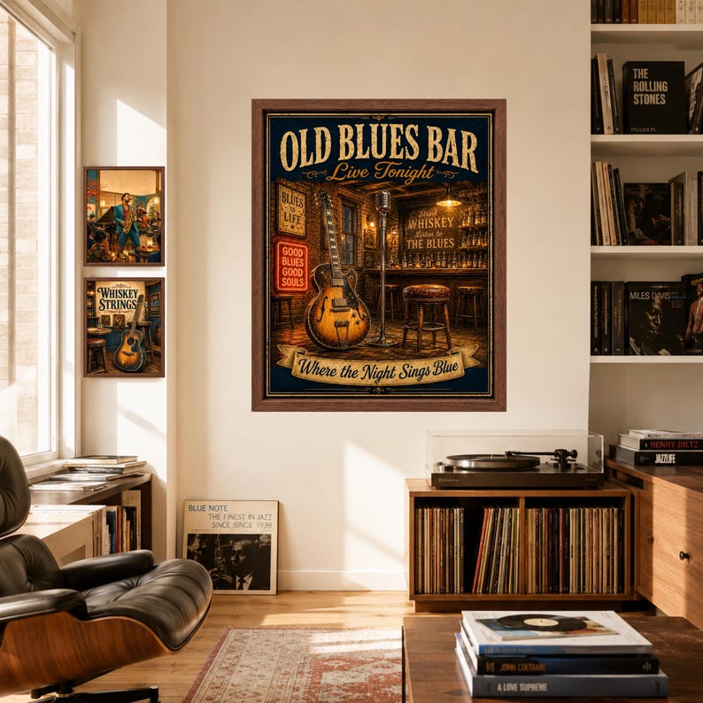 Op de afbeelding: Een ingelijste kunstdruk getiteld Old Blues Bar Live Tonight met een gitaar, een microfoonstandaard en een barinterieur. De tekst luidt Old Blues Bar, Live Tonight, Good Blues Good Souls en Where the Night Sings Blue.