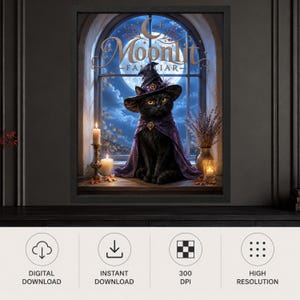 K&ouml;nnte beinhalten: Ein digitaler Kunstdruck mit dem Titel Moonlit Familiar zeigt eine schwarze Katze mit violettem Hexenhut und Umhang auf einem Fensterbrett vor einem Vollmond. Zwei brennende Kerzen in goldenen Haltern und eine Vase mit Lavendel stehen daneben.