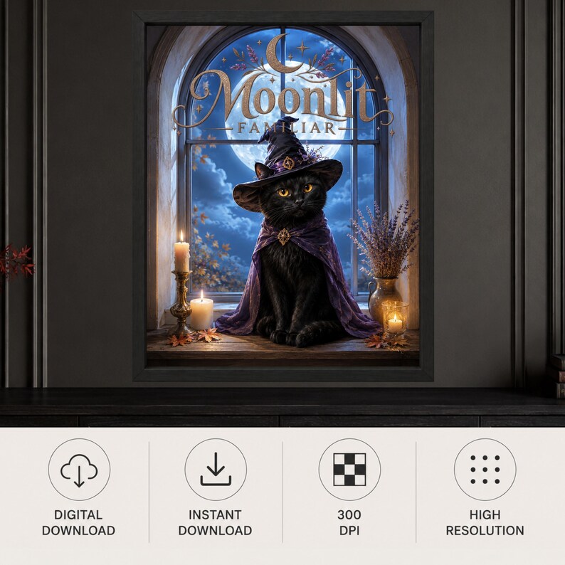 K&ouml;nnte beinhalten: Ein digitaler Kunstdruck mit dem Titel Moonlit Familiar zeigt eine schwarze Katze mit violettem Hexenhut und Umhang auf einem Fensterbrett vor einem Vollmond. Zwei brennende Kerzen in goldenen Haltern und eine Vase mit Lavendel stehen daneben.