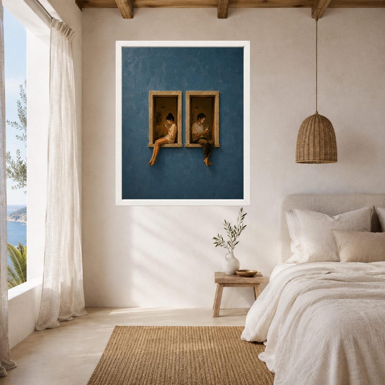 Op de afbeelding: Een ingelijste kunstdruk met een diepblauwe, getextureerde muur met twee rechthoekige vensteropeningen. In elk venster zit een persoon die naar een mobiel apparaat kijkt. Het kunstwerk is ingelijst in een witte lijst aan de muur bevestigd.