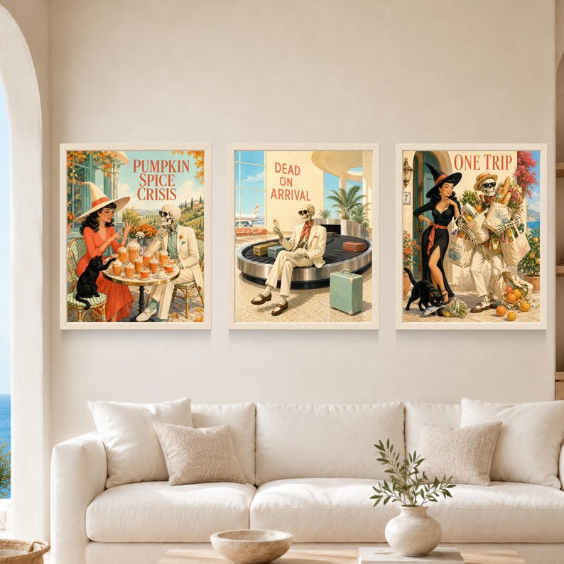 Puede incluir: Tres l&aacute;minas de arte mural enmarcadas con ilustraciones de estilo vintage. La primera muestra a una persona y un esqueleto con el texto PUMPKIN SPICE CRISIS. La segunda a un esqueleto en un aeropuerto con DEAD ON ARRIVAL. La tercera a una persona y un esqueleto con ONE TRIP.