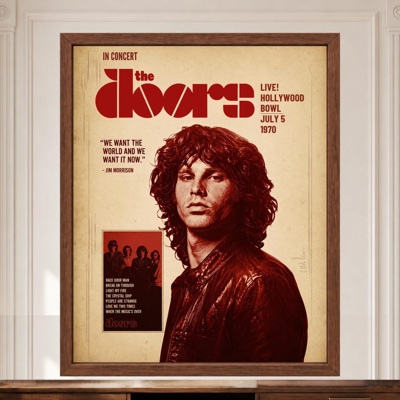 Pu&ograve; includere: Un poster da concerto incorniciato con un ritratto di Jim Morrison in toni rosso scuro su sfondo color crema. Il testo riporta The Doors, In Concert, Live! Hollywood Bowl July 5 1970, e We Want The World And We Want It Now, con una lista di brani.