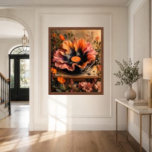 K&ouml;nnte beinhalten: Ein gerahmter Wandkunstdruck, der einen Vintage-Plattenspieler zeigt, bei dem die Schallplatte durch eine gro&szlig;e, bl&uuml;hende orangefarbene und violette Blume ersetzt wurde. Der Plattenspieler ist von verschiedenen kleinen orangefarbenen Blumen und gr&uuml;nem Laub umgeben.
