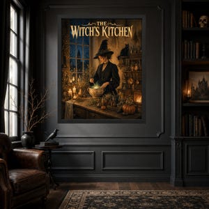 Może przedstawiać: Oprawiony wydruk artystyczny zatytułowany THE WITCH'S KITCHEN przedstawiający osobę w czarnym kapeluszu i sukni mieszającą świecący kociołek w słabo oświetlonym pokoju ze świecami, ziołami, czarnym kotem i dyniami na drewnianym stole przy oknie.