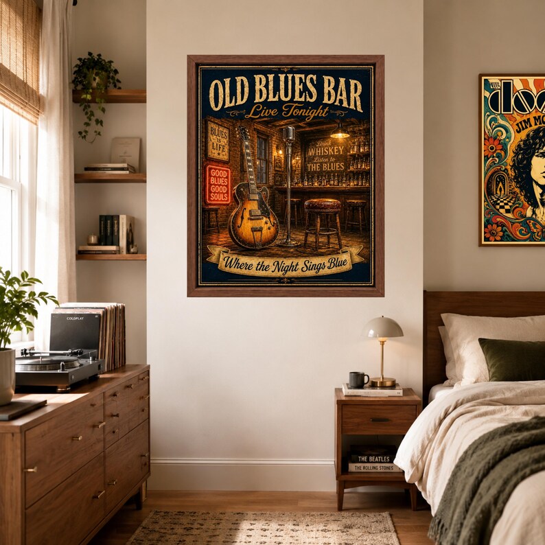 Op de afbeelding: Een ingelijste rechthoekige wandkunstprint getiteld Old Blues Bar, met een vintage-stijl illustratie van een elektrische gitaar, een microfoonstandaard en een barkruk in een taverne met de tekst Where the Night Sings Blue.
