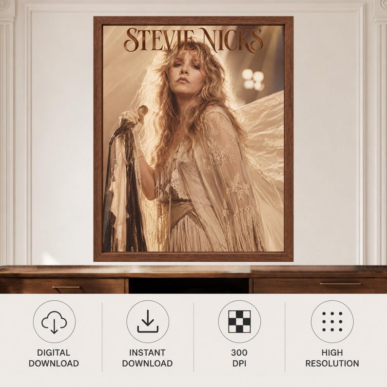 Może przedstawiać: Oprawiony wydruk ścienny przedstawiający portret Stevie Nicks w odcieniach sepii, z długimi falowanymi włosami, ubraną w str&oacute;j z koronkowymi wykończeniami. Napis STEVIE NICKS jest wydrukowany ciemnobrązową czcionką szeryfową w g&oacute;rnej części obrazu.