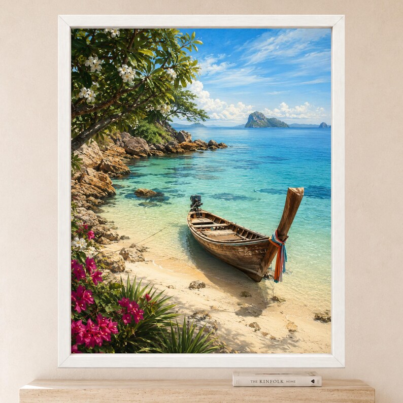 Puede incluir: Una impresi&oacute;n art&iacute;stica enmarcada que muestra un bote de madera anclado en una playa de arena con agua turquesa, acantilados rocosos y un &aacute;rbol con flores blancas. En primer plano, flores de buganvilla de color rosa vibrante florecen cerca.