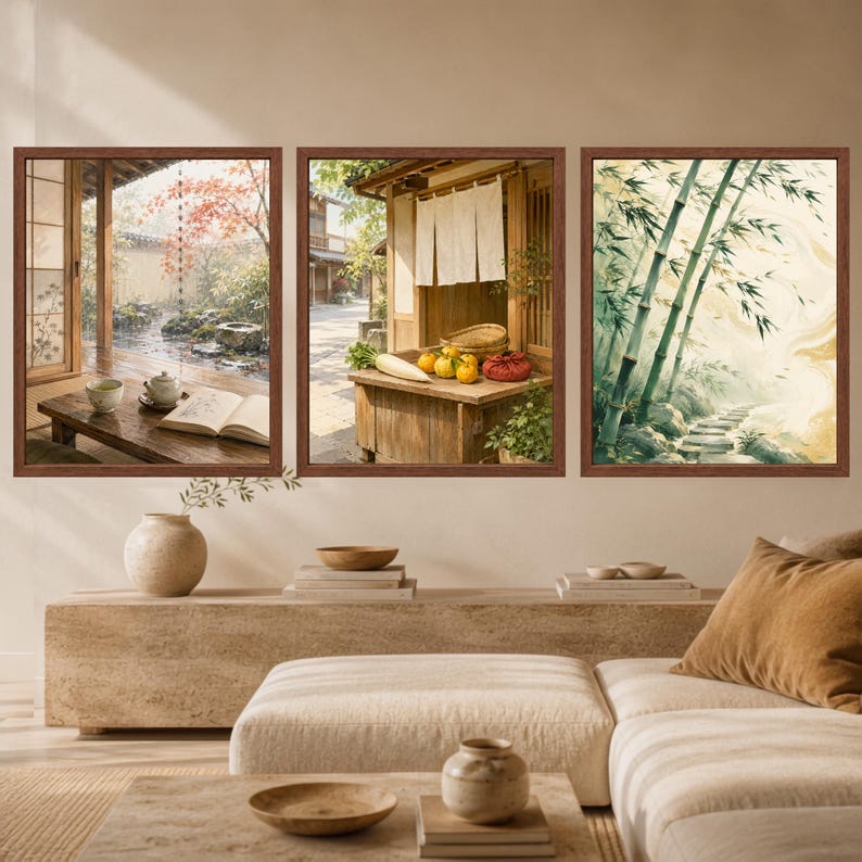 Puede incluir: Un conjunto de tres cuadros de pared con escenas de inspiraci&oacute;n japonesa. La imagen izquierda muestra un porche de madera con un juego de t&eacute; y un libro. El centro muestra un puesto de mercado con frutas. La derecha muestra un sendero de bamb&uacute;.