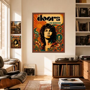 Op de afbeelding: Een ingelijste rechthoekige wandposter met een portret van Jim Morrison en de tekst The Doors. Het kunstwerk toont een levendige psychedelische achtergrond met wervelende oranje, gele en blauwgroene patronen, een zonmotief en een dambordvloer.