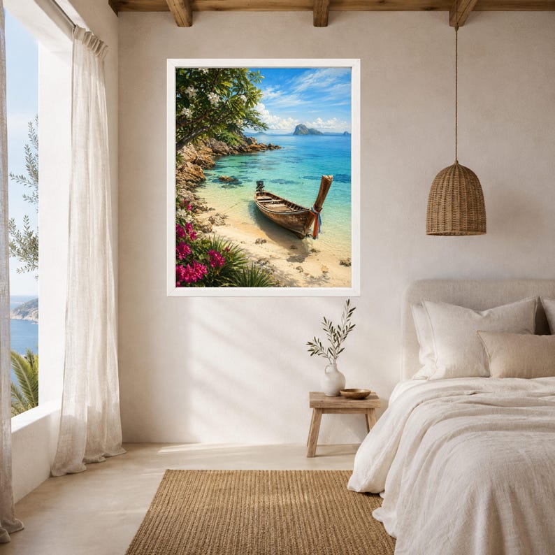 Puede incluir: Una impresi&oacute;n de arte mural enmarcada que representa un bote de madera anclado en una playa de arena con agua turquesa, acantilados rocosos y flores de buganvilla de color rosa brillante bajo un cielo azul claro con nubes blancas.
