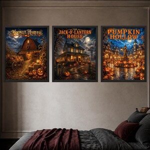 K&ouml;nnte beinhalten: Ein Set aus drei gerahmten Wandbildern mit Halloween-Motiven. Das linke Bild zeigt eine Scheune mit dem Text Moonlit Harvest. Das mittlere Bild stellt ein Haus mit dem Text The Jack-O-Lantern House dar. Das rechte Bild zeigt eine Stadt mit dem Text Pumpkin Hollow.