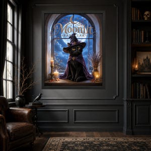 K&ouml;nnte beinhalten: Ein gerahmter Kunstdruck mit dem Titel Moonlit Familiar, der eine schwarze Katze mit violettem Hexenhut und Umhang zeigt, die auf einem Fensterbrett vor einem Vollmond sitzt. Zwei brennende Kerzen und eine Vase mit getrocknetem Lavendel stehen daneben.