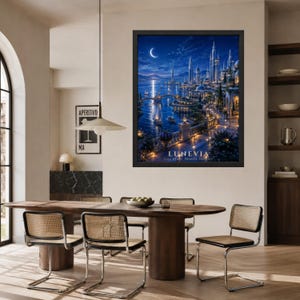 Pu&ograve; includere: Una stampa artistica incorniciata intitolata LUNEVIA City of the Moonlit Harbors, che raffigura una citt&agrave; costiera fantastica di notte con una luna crescente, torri illuminate, un ponte in pietra e barche, in tonalit&agrave; blu e oro.