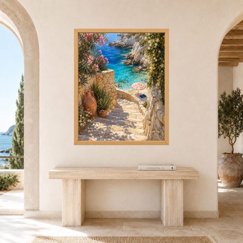 Peut inclure: Une impression d'art encadr&eacute;e repr&eacute;sentant une sc&egrave;ne c&ocirc;ti&egrave;re m&eacute;diterran&eacute;enne avec un escalier en pierre menant &agrave; une mer turquoise. L'image montre un vase en terre cuite, des lauriers roses et un petit parasol ray&eacute; sur le rivage.
