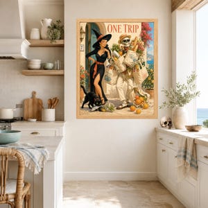 Pu&ograve; includere: Una stampa artistica da parete incorniciata intitolata ONE TRIP che presenta un'illustrazione in stile vintage di una strega in abito nero e uno scheletro con cappello di paglia e occhiali da sole, che trasportano borse della spesa di carta.
