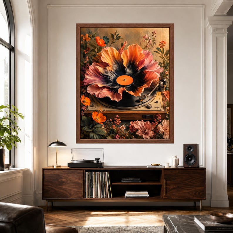 K&ouml;nnte beinhalten: Ein gerahmter Wandkunstdruck, der einen Vintage-Plattenspieler zeigt, bei dem der Plattenteller durch eine gro&szlig;e, bl&uuml;hende orangefarbene und rosafarbene Blume ersetzt ist. Das Kunstwerk ist von &uuml;ppigen Blumenarrangements in Orange, Rosa und Gr&uuml;n umgeben.
