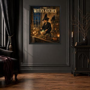 Może przedstawiać: Oprawiony wydruk artystyczny zatytułowany THE WITCH'S KITCHEN, przedstawiający osobę w czarnej sukni i spiczastym kapeluszu mieszającą świecący zielony kociołek w słabo oświetlonym pokoju ze świecami, dyniami i czarnym kotem na p&oacute;łce przy oknie.