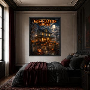 K&ouml;nnte beinhalten: Ein gerahmter Wandkunstdruck mit dem Titel THE JACK-O-LANTERN HOUSE, der ein zweist&ouml;ckiges Haus bei Nacht zeigt, beleuchtet von leuchtenden orangefarbenen K&uuml;rbissen auf der Veranda und im Garten, unter einem Vollmond mit einer Windm&uuml;hlensilhouette.