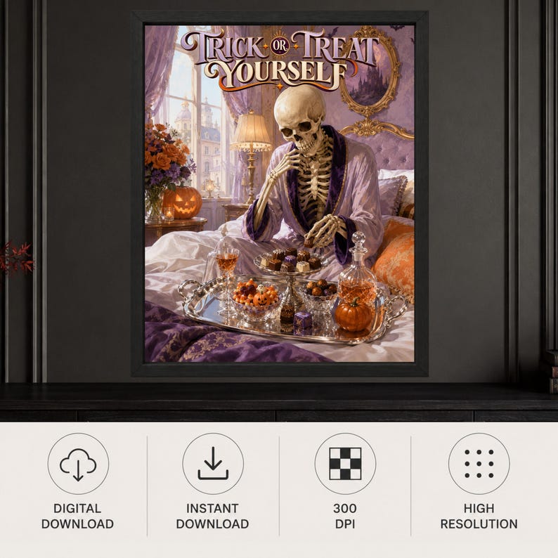 K&ouml;nnte beinhalten: Ein gerahmter Wandkunstdruck mit einem Skelett in einem violetten Morgenmantel, das auf einem Bett sitzt und ein silbernes Tablett mit Pralinen und K&uuml;rbissen h&auml;lt. Der Text "TRICK OR TREAT YOURSELF" steht oben in einer dekorativen Schriftart.